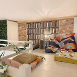 Studio Lumineux Et Fleuri Idealement Situe