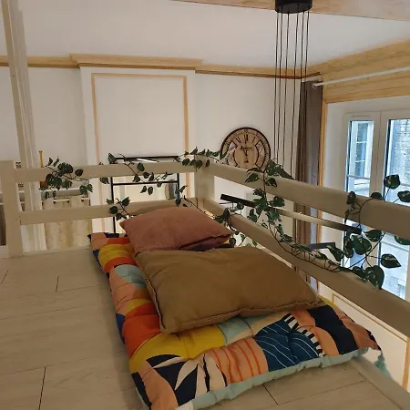 Studio Lumineux Et Fleuri Idealement Situe Appartement