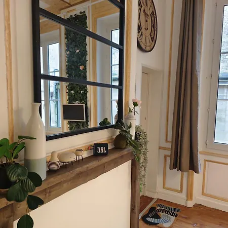 Appartement Studio Lumineux Et Fleuri Idealement Situe
