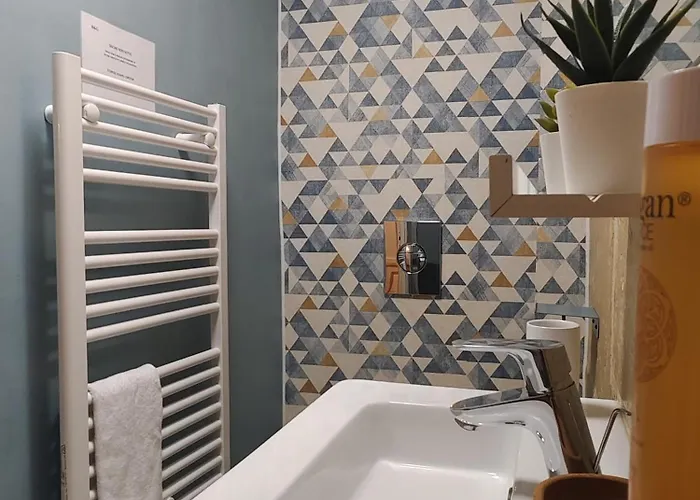 Studio Lumineux Et Fleuri Idealement Situe Daire