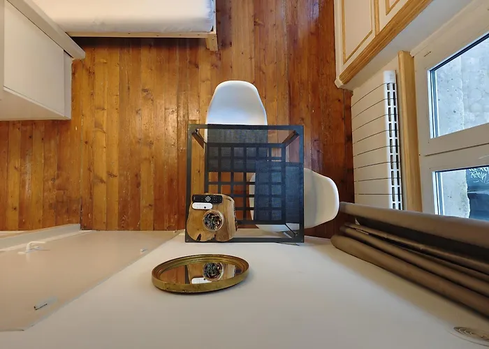 Studio Lumineux Et Fleuri Idealement Situe Daire